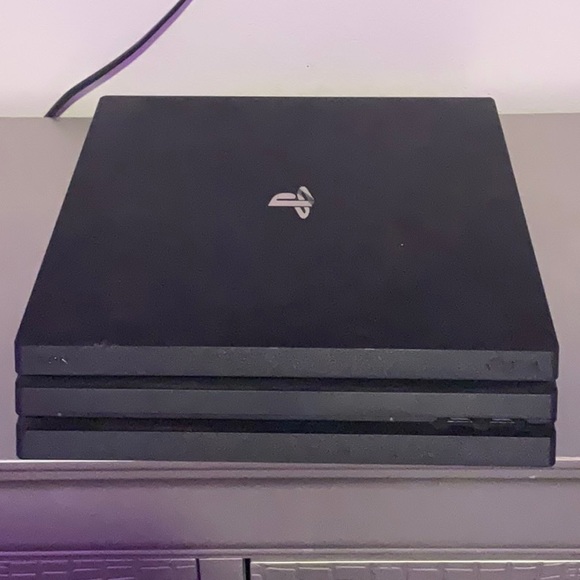 Selling ps4 PRO cleaned off before shipping and is shipped with usb port.